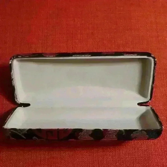 Silk eyeglass case  - Picture 2 of 2